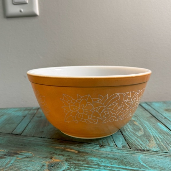 Vintage Woodland Tan Pyrex Mixing Bowl 1.5 Qt. - Picture 2 of 10